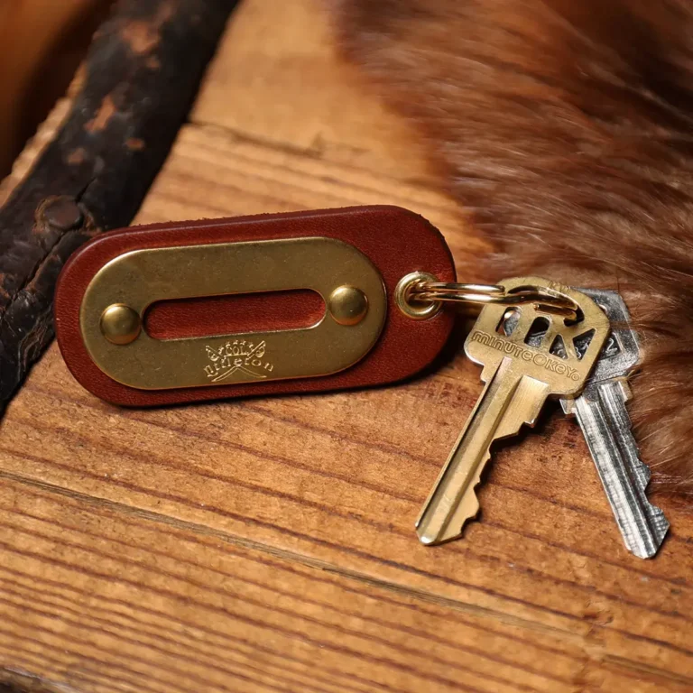 no 8 leather key ring with personalization stamp with 2 keys